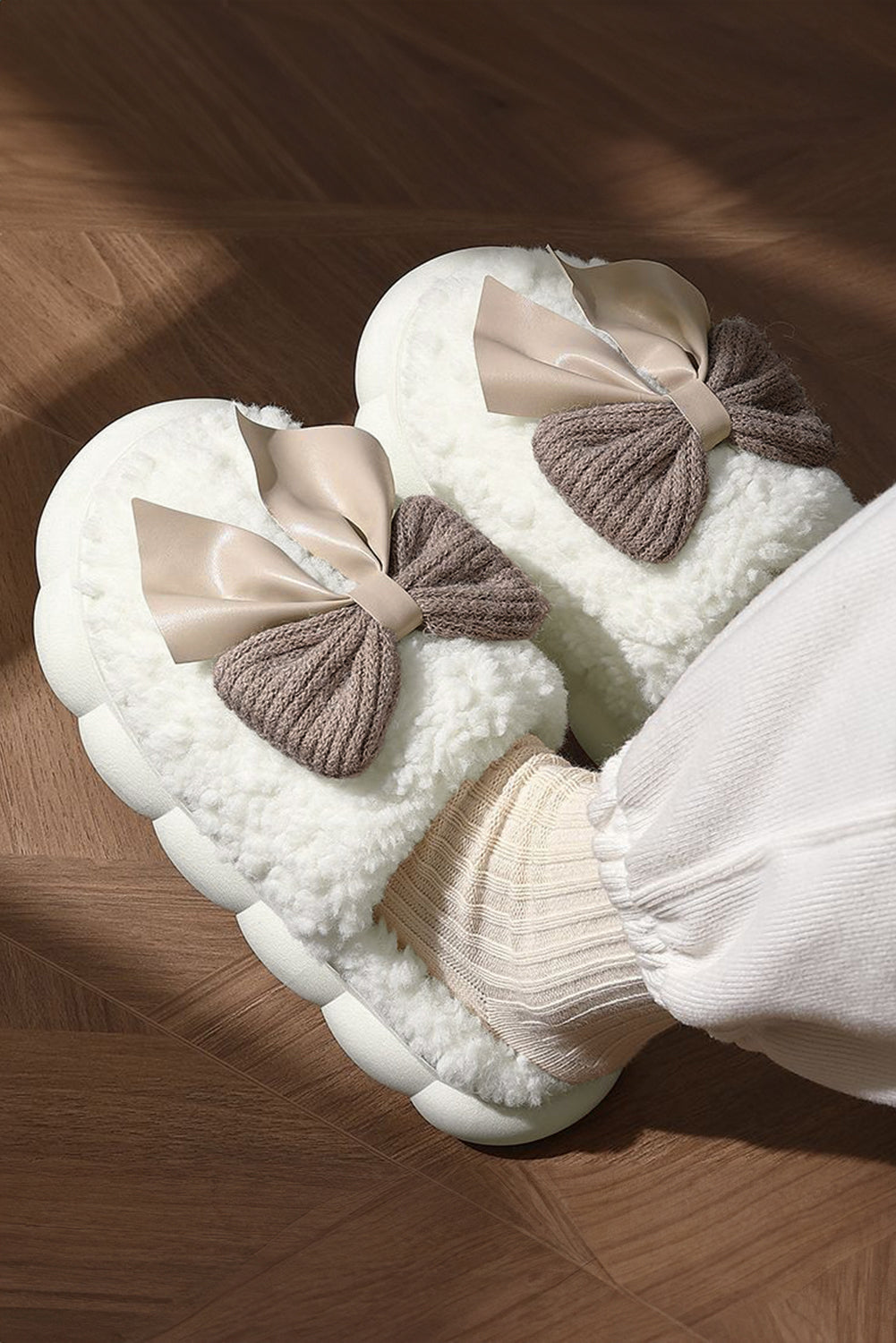 White Contrast Bowknot Applique Plush Winter Slippers